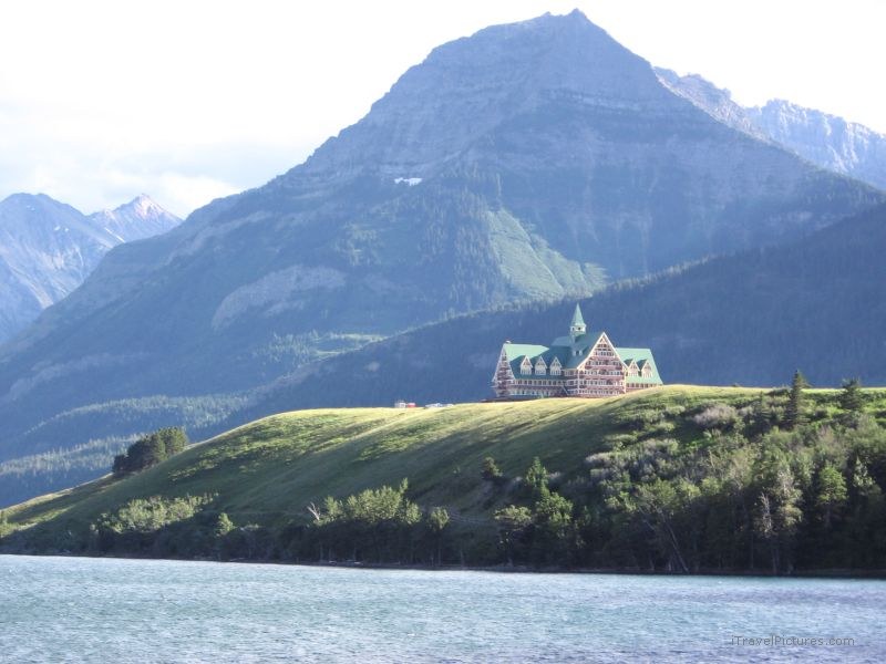 Waterton national park hotel mountain lake