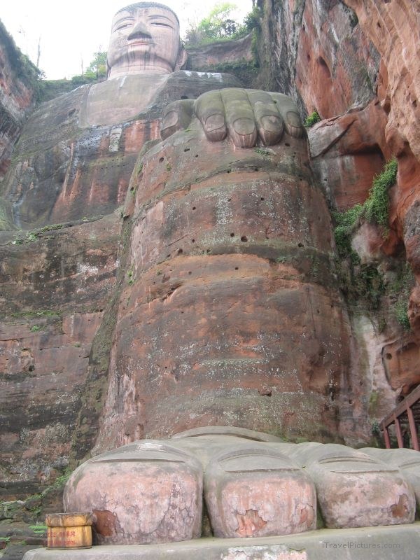 Leshan Grand Buddha statue toe toes