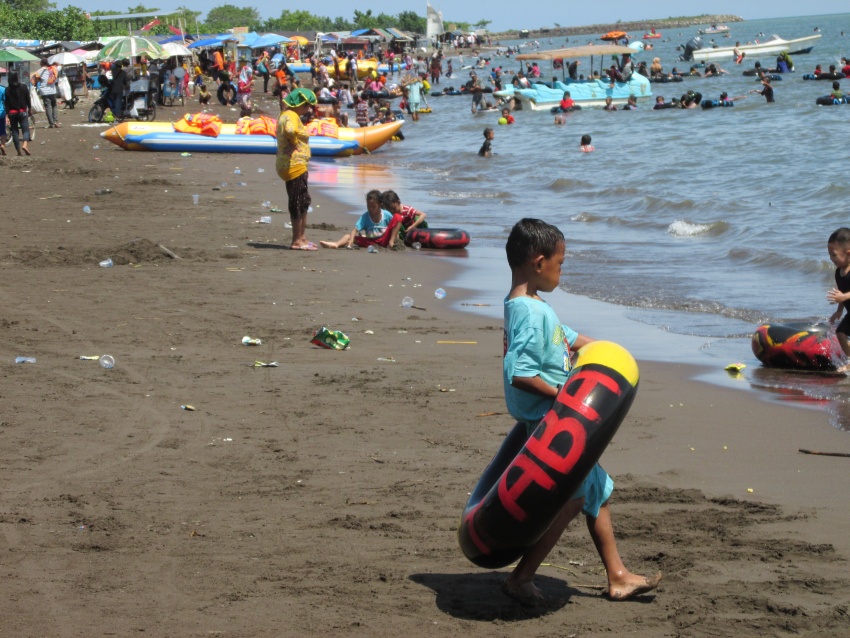 each Makassar tire tube boy