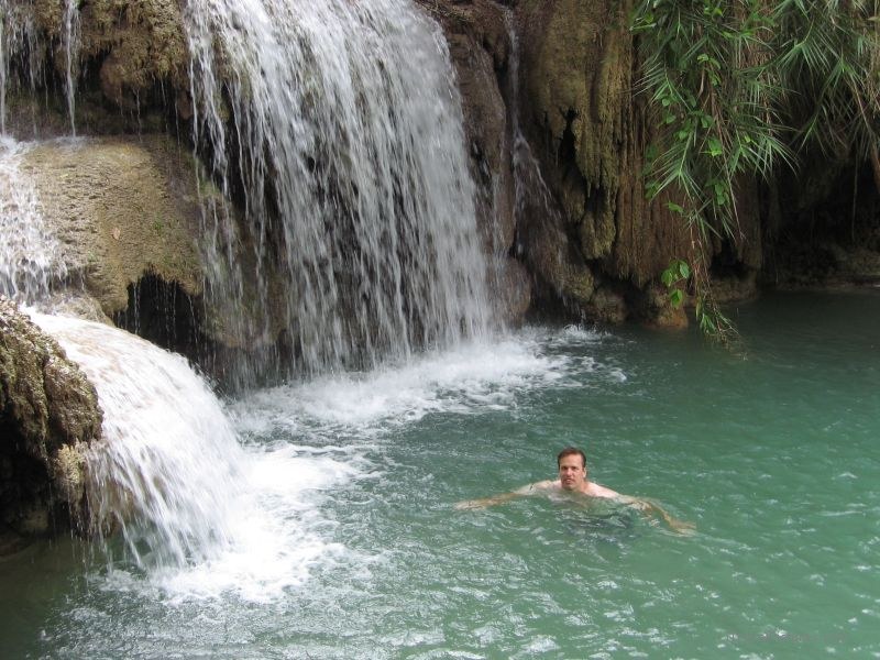 Tat Kuang Si me Chris Drummond swimming waterfall pool
