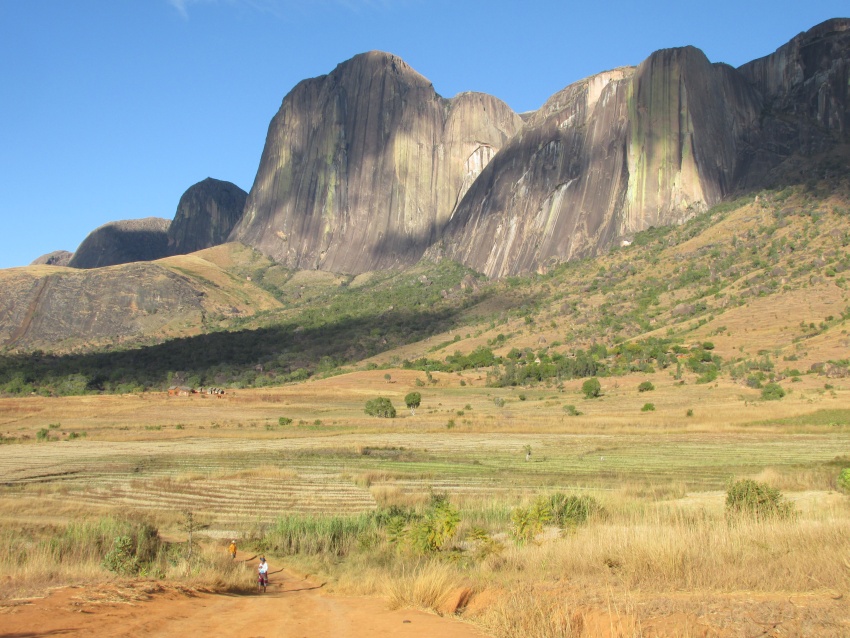 ndringitra cliff cliffs