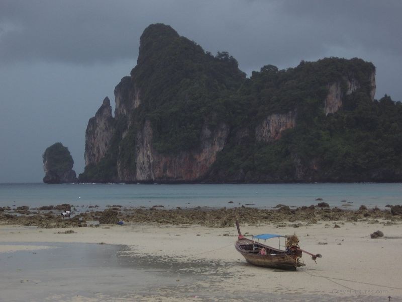 Ko Phi Phi Don beach boat island