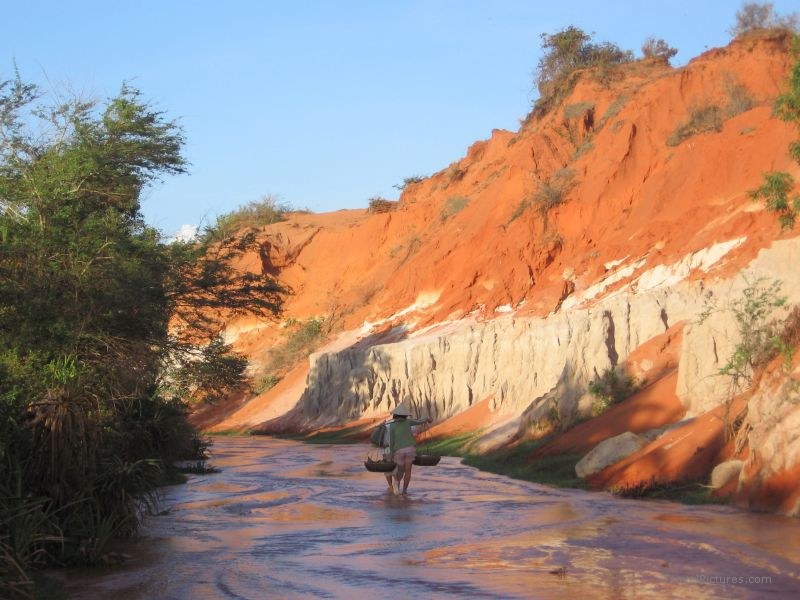 fairy stream Suoi Tien creek sand hat carrying