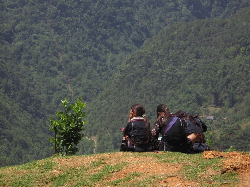 children sitting valley sapa
