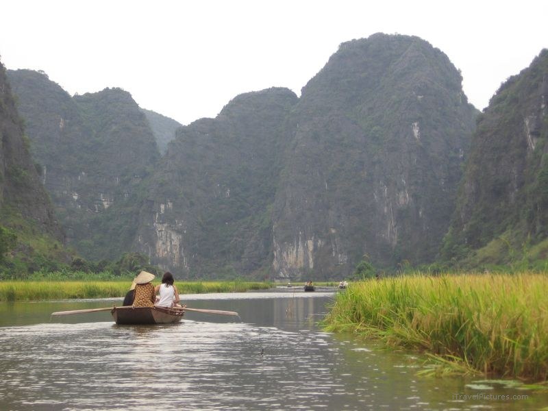 Tam Coc boat limestone paddling